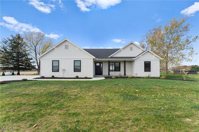 modern farmhouse style home featuring a front lawn