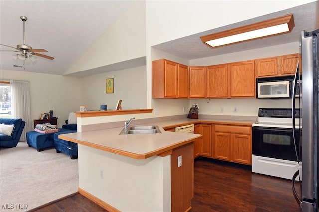 kitchen with ceiling fan, white range with electric stovetop, kitchen peninsula, sink, and stainless steel fridge