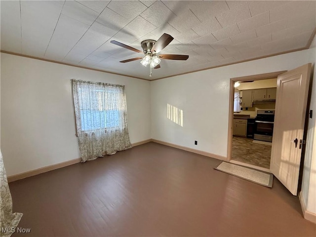 empty room featuring ceiling fan and crown molding