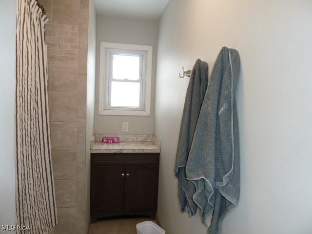 bathroom with a shower with shower curtain and vanity