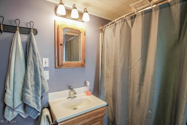 bathroom featuring a shower with shower curtain and vanity