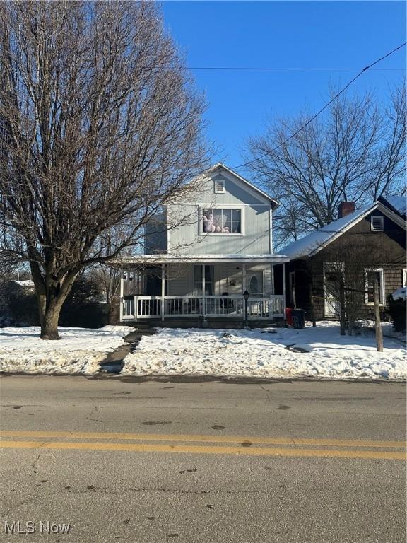 view of front of property featuring covered porch