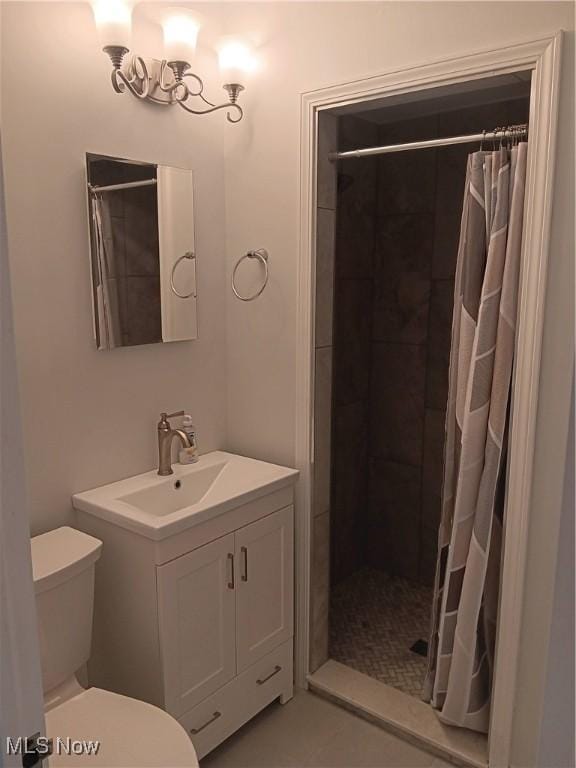 bathroom with toilet, a shower with curtain, and vanity