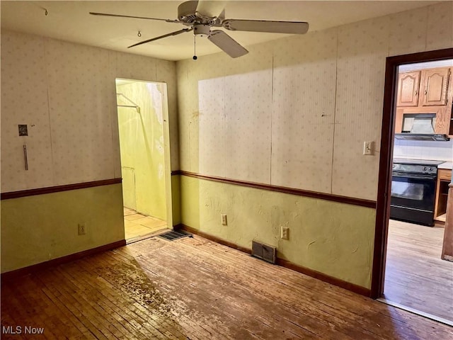 unfurnished room featuring ceiling fan and wood-type flooring