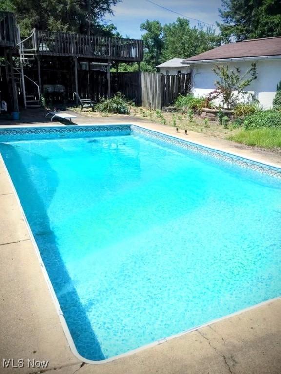 view of swimming pool