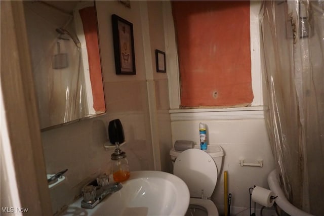 bathroom featuring sink and toilet