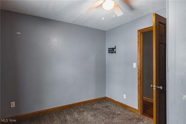 carpeted spare room featuring ceiling fan and a textured ceiling