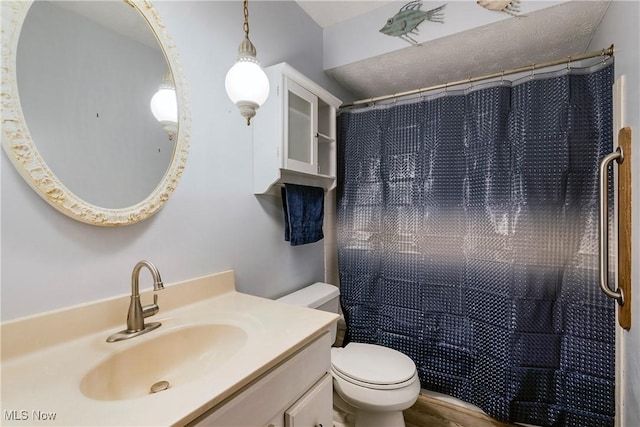 bathroom with toilet, a shower with curtain, and vanity