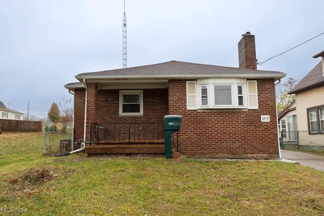 view of front of property featuring a front lawn