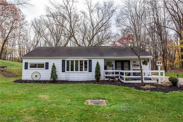 view of front facade with a front yard