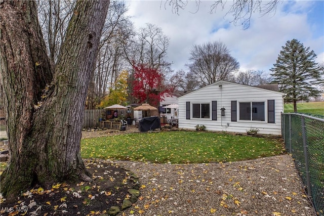 back of house featuring a lawn