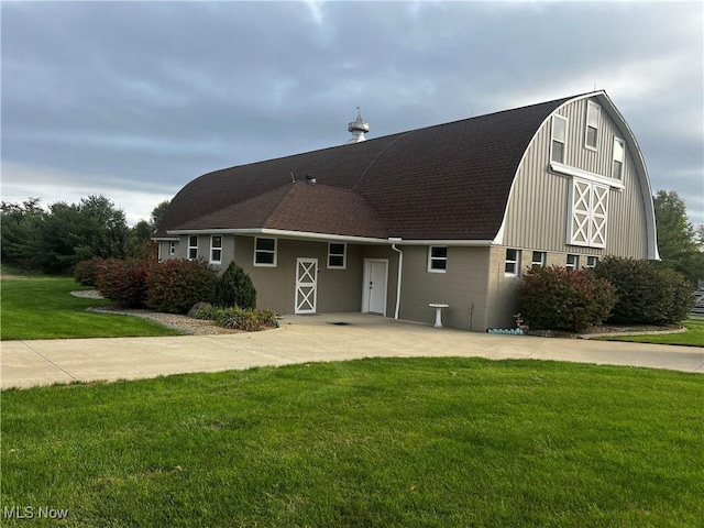 view of front of home with a front yard and an outdoor structure