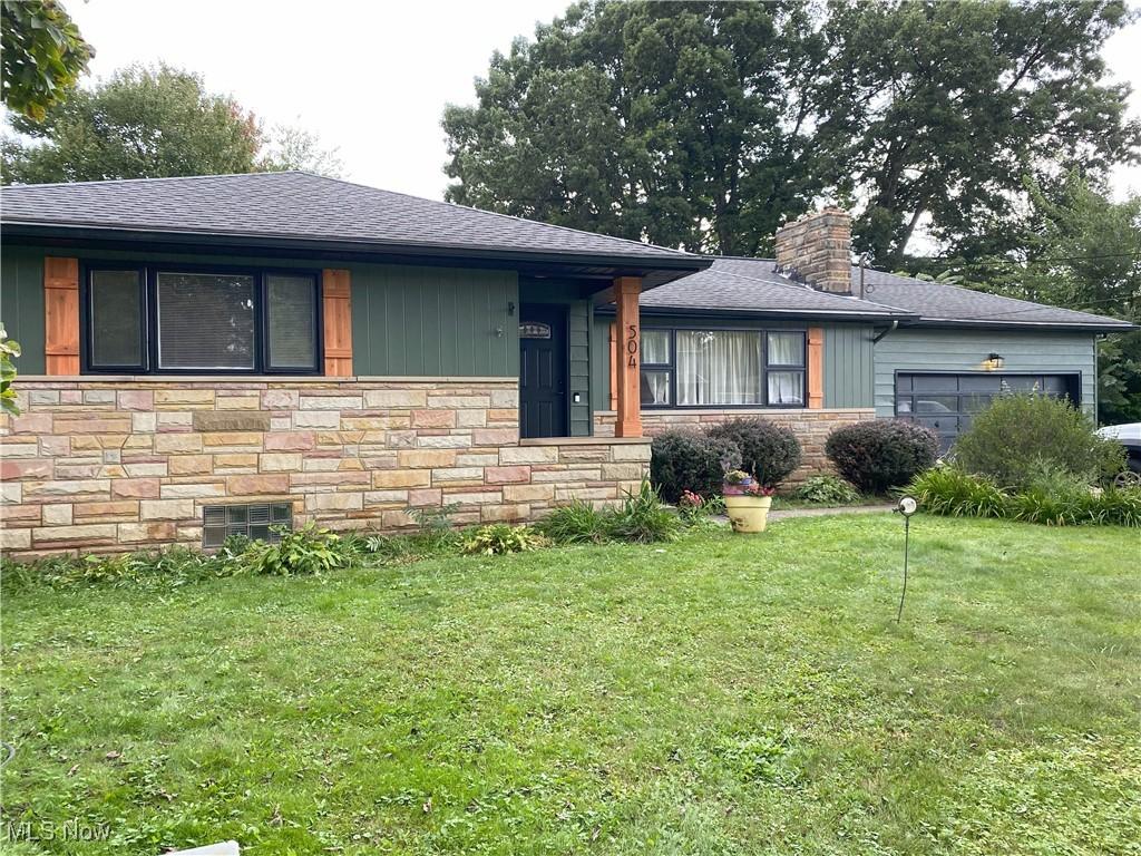 view of front facade featuring a garage and a front yard