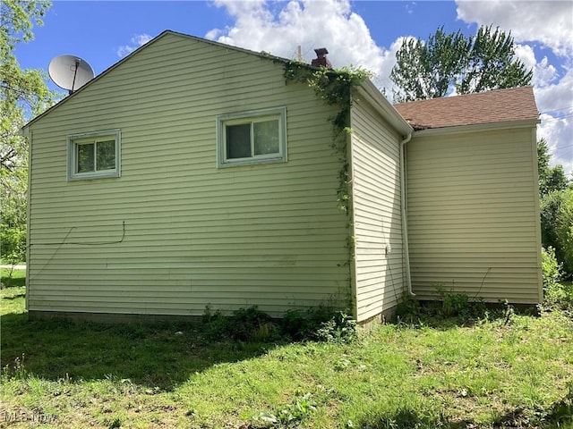 view of side of property featuring a lawn