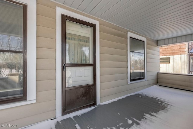 property entrance featuring a porch