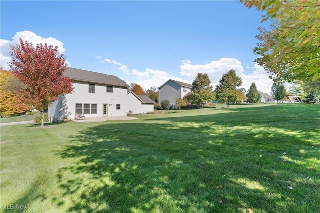 view of yard featuring a patio area