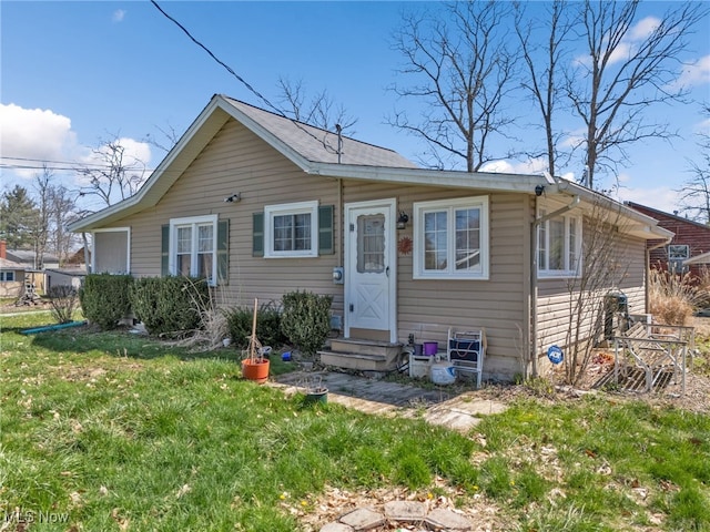 view of front of house featuring a front lawn