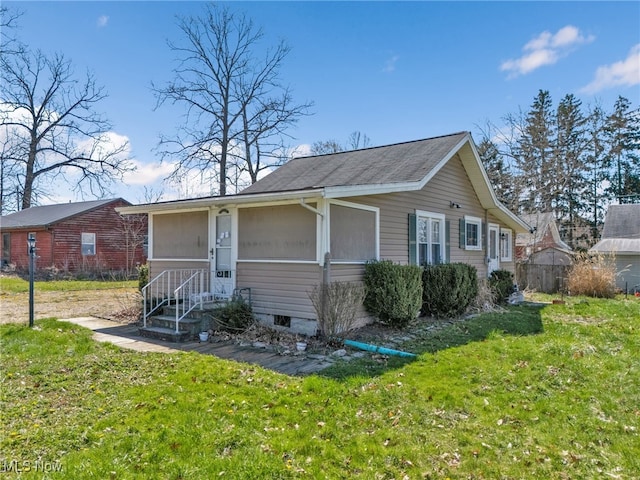 view of front facade featuring crawl space and a front lawn