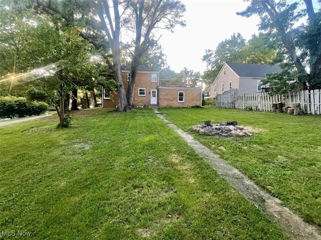 view of yard featuring an outdoor fire pit