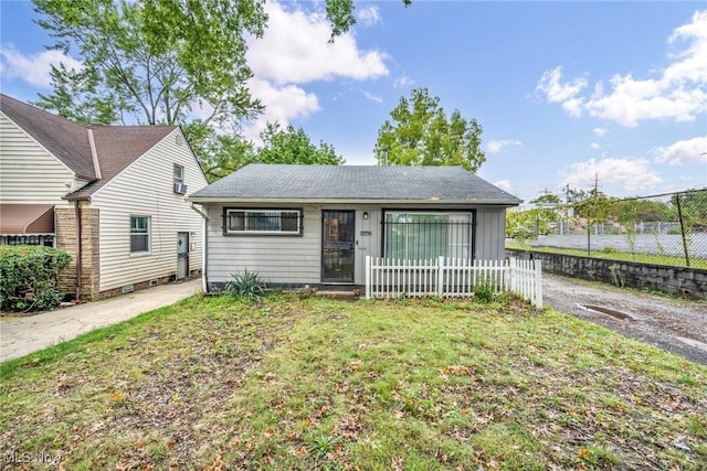 view of front of property featuring a front yard