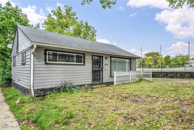 view of front of house featuring a front lawn