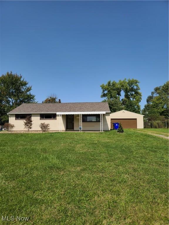 ranch-style home featuring a front lawn