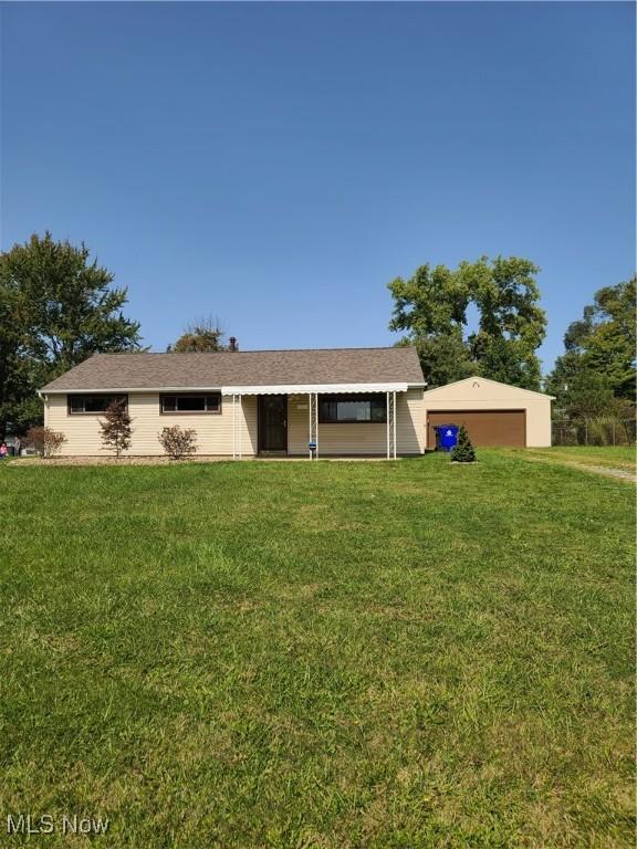 ranch-style house featuring a front yard