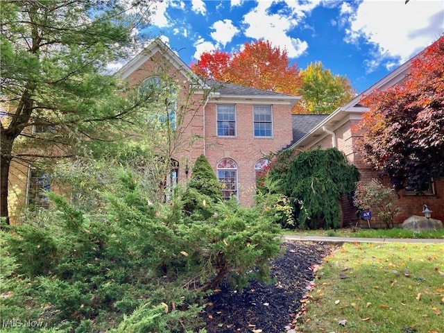 view of front of property featuring a front yard