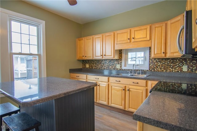 kitchen featuring sink, backsplash, and a center island