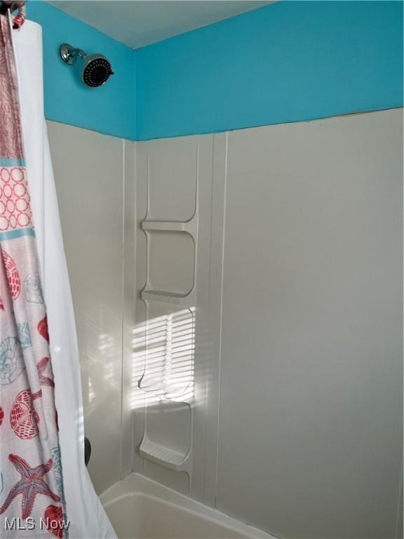 bathroom with shower / tub combo with curtain