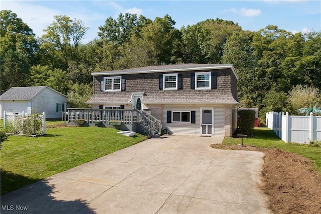 split foyer home with a front yard