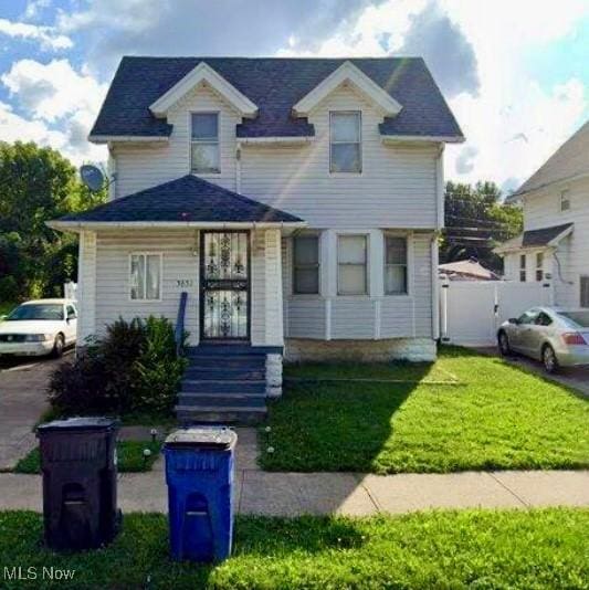 view of front of house featuring a front lawn