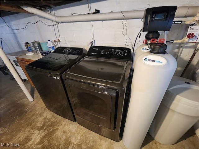 laundry room with washing machine and dryer