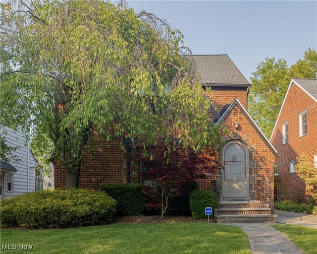 view of front of house featuring a front yard