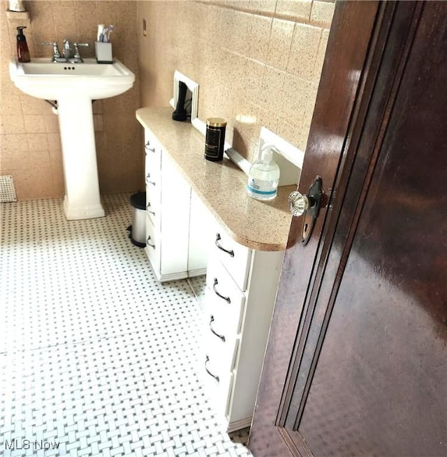 bathroom featuring tile walls