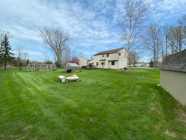 view of yard featuring an outbuilding