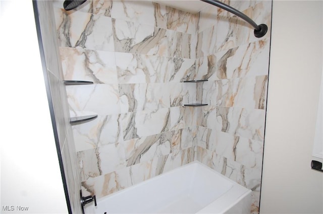 bathroom featuring tiled shower / bath