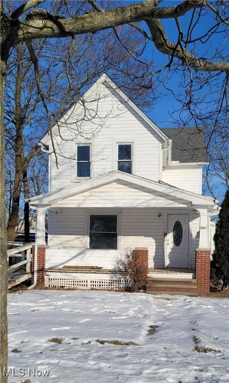 view of front of property featuring a porch