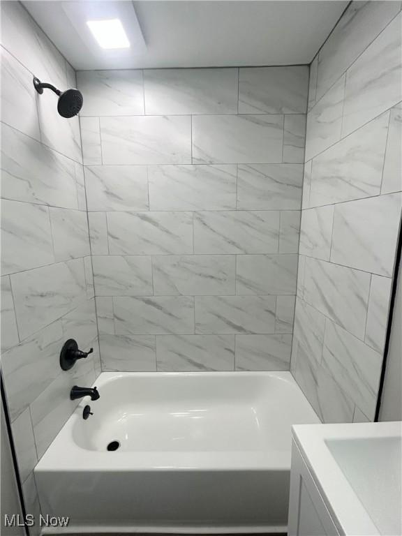 bathroom featuring tiled shower / bath combo