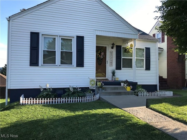 view of front of home featuring a front lawn