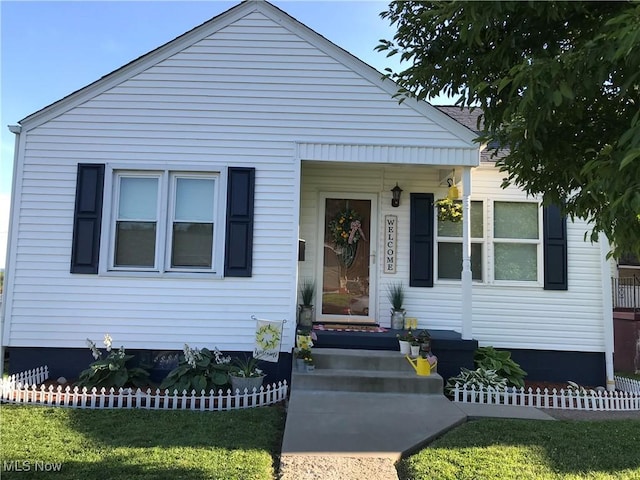 view of front of home featuring a front lawn