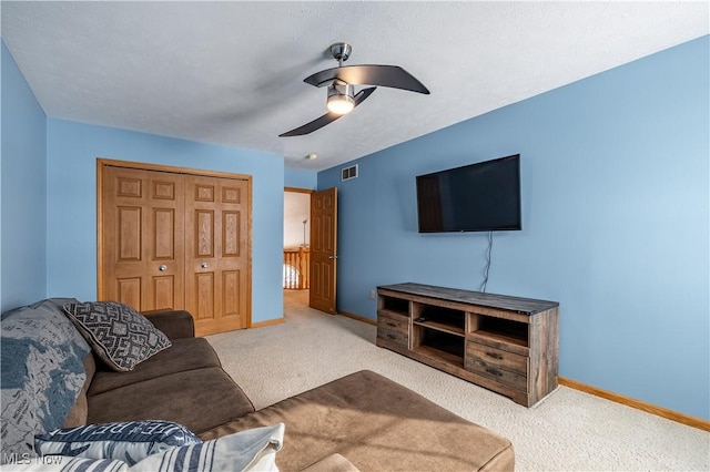 carpeted living room featuring ceiling fan