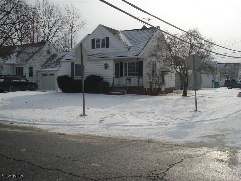 view of front property featuring a garage