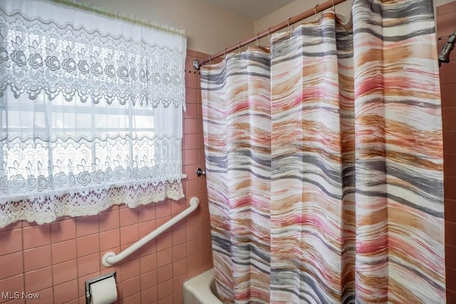 bathroom featuring shower / bath combo