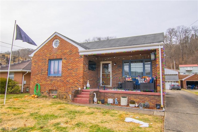 view of front of house featuring covered porch and a front lawn