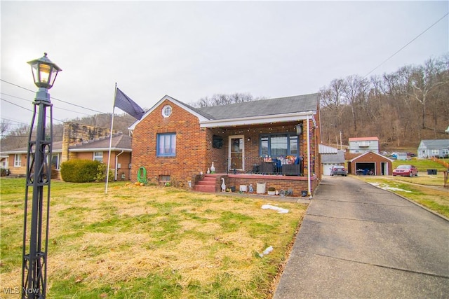 view of front of property featuring a front lawn