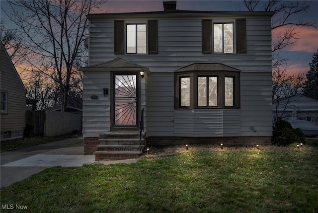 view of front property featuring a lawn