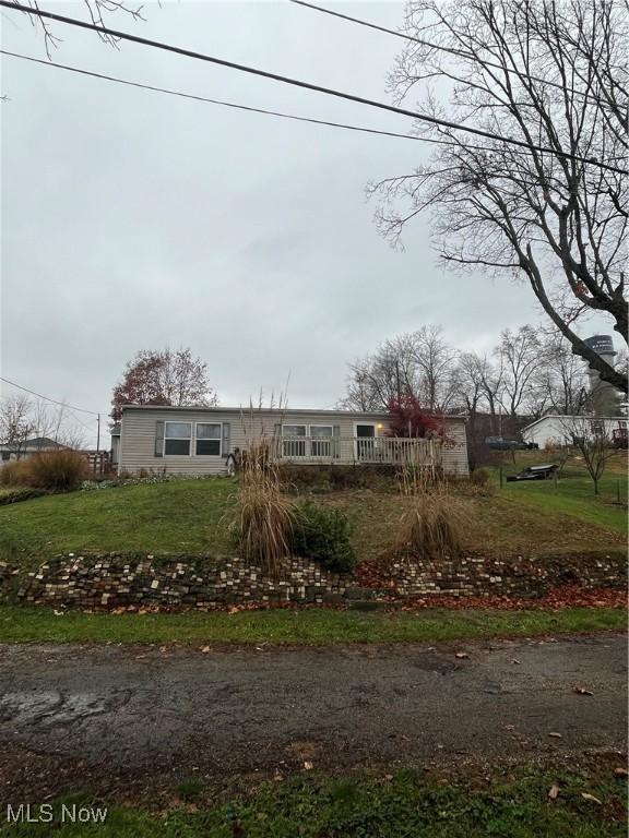 view of front of property featuring a front lawn