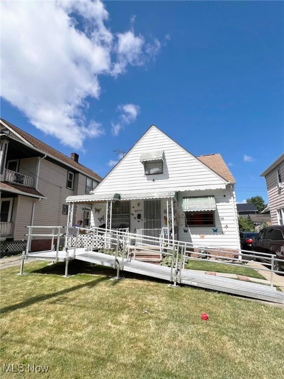 view of front facade with a front lawn