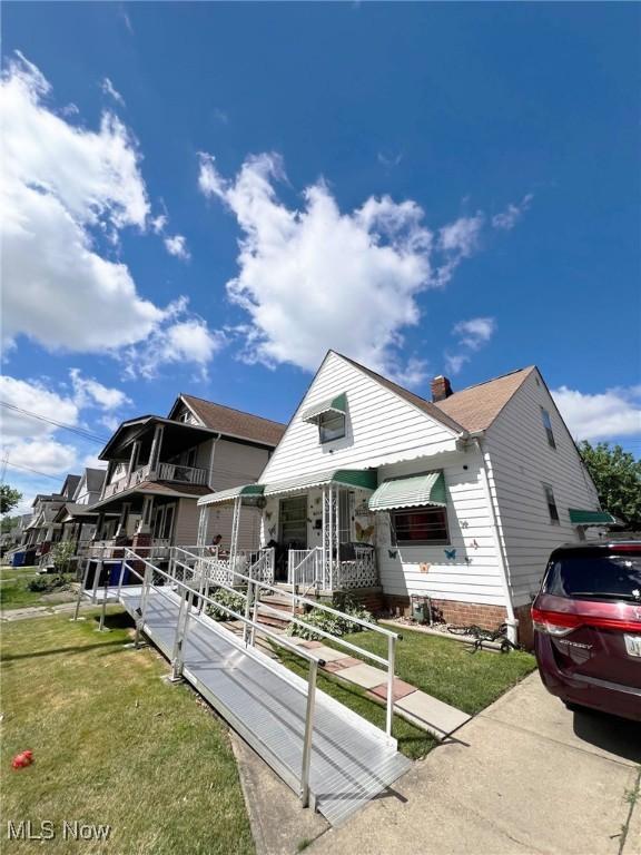 view of front of property featuring a front lawn and a porch